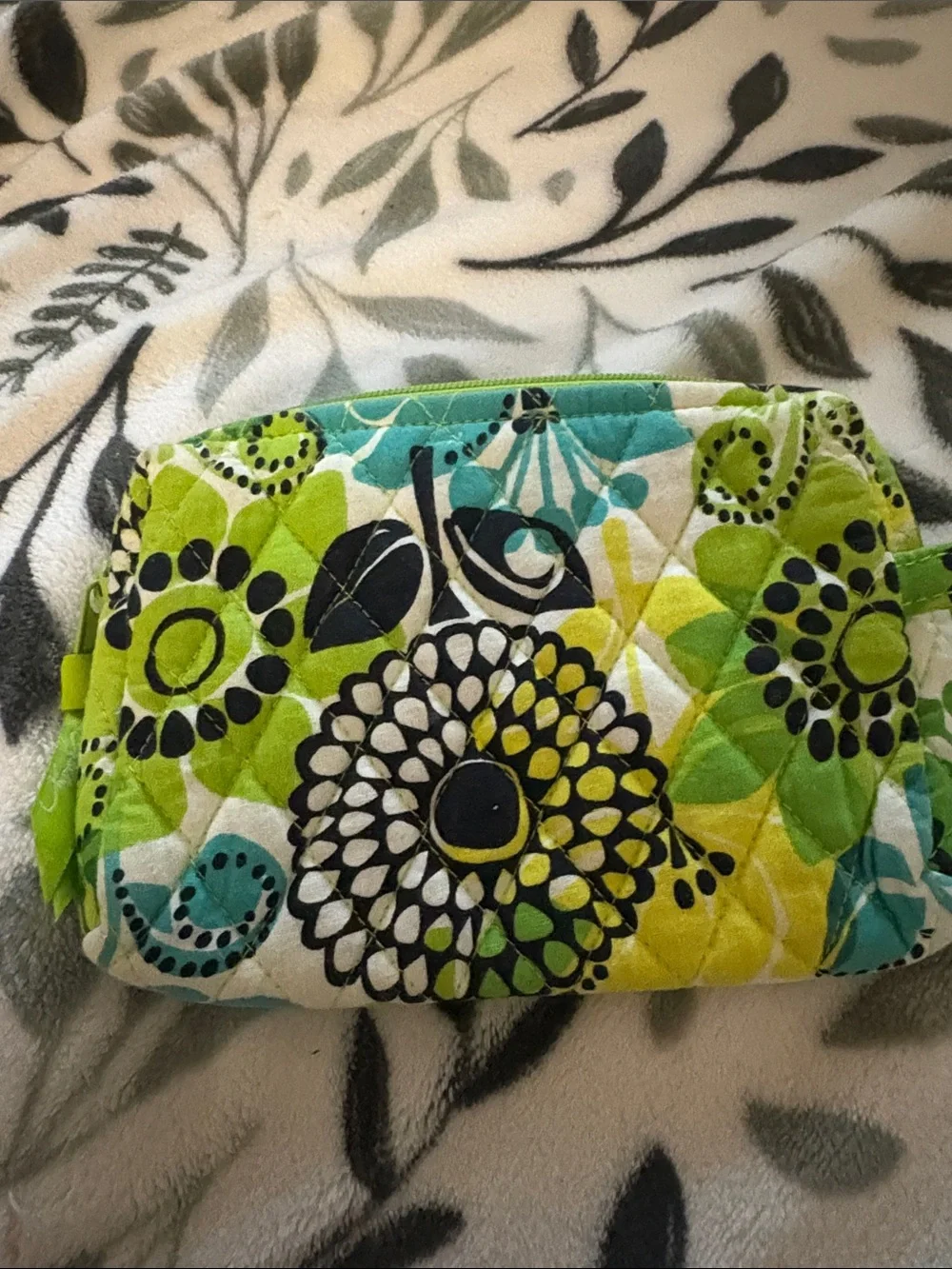 Vera Bradley Green Floral Quilted Wristlet . NEW , never used - Picture 3 of 4